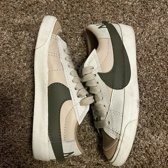 Nike Blazer Low 77 Jumbo Swoosh  Shoes Women’s Size 7.5 - Picture 2 of 8